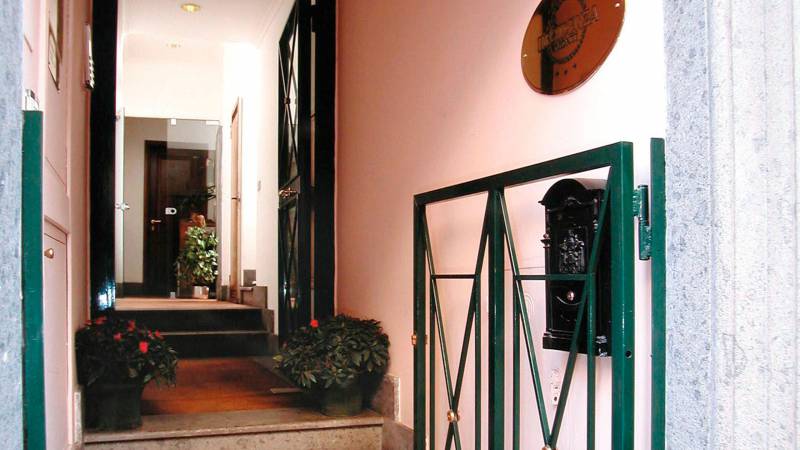 residenza-monti-rome-entrance-02